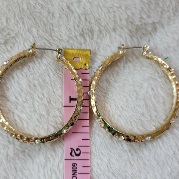 NWOT Elegant Crystal Accented Gold Tone Hammered Hoop Earrings - Picture 6 of 8